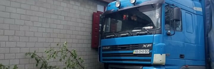 В Теклиному фура з траси на швидкості заїхала на приватне домоволод... В Теклиному фура з траси на швидкості заїхала на приватне домоволодіння, Inna