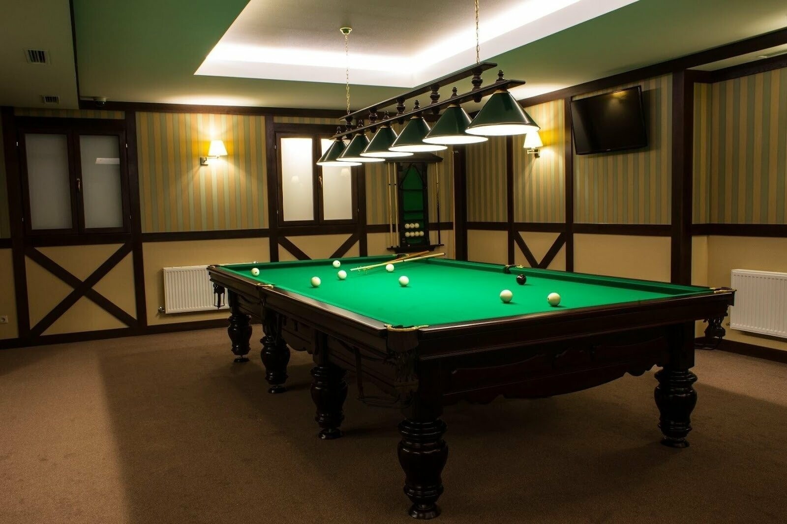 готель в Карпатах з більярдом